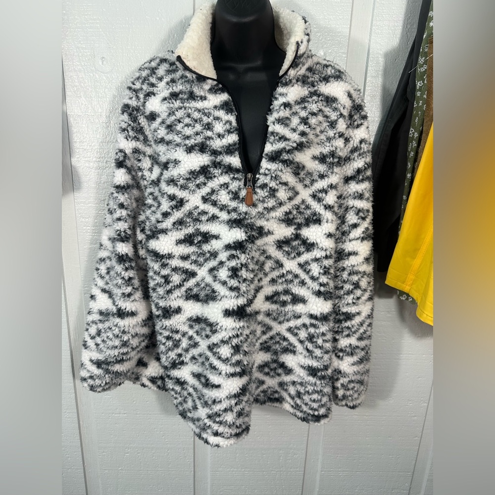 Lucky Find Black and White Sherpa Pullover Size Large EUC